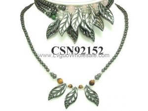 Assorted Colored Semi precious Stone Beads Hematite Leaf Pendant Beads Stone Chain Choker Fashion Women Necklace